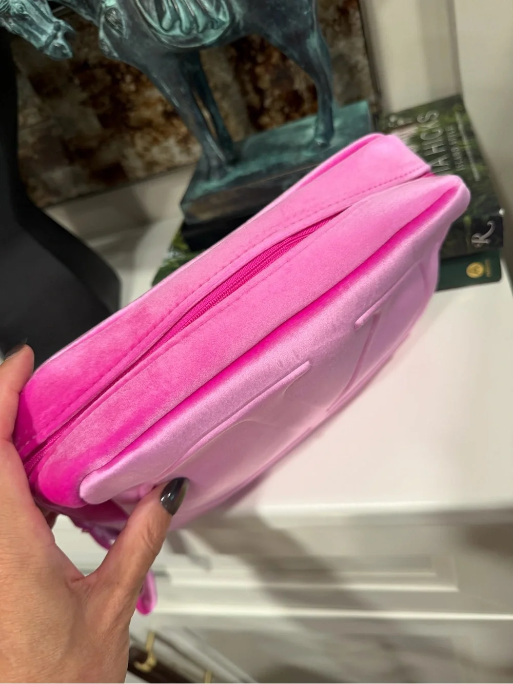 Valentino Parfum GWP Pink V Logo Velvet Pouch